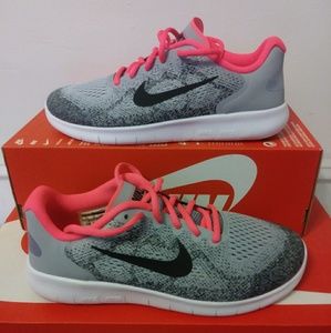 NEW Kids Size 6.5Y Nike Shoes